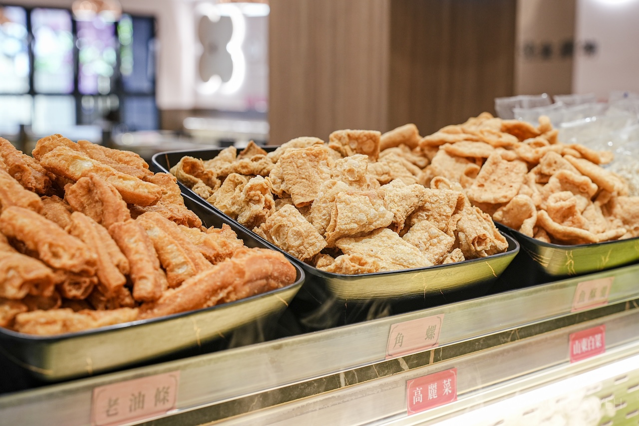 [新竹火鍋] 桃金鍋物竹北高鐵門市｜一人鴛鴦鍋也能儀式感滿分！手搖飲＋炸物＋生乳銅鑼燒一次滿足（附菜單）