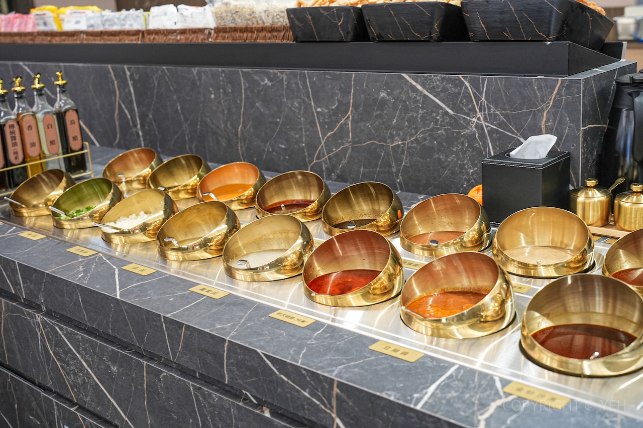 [新竹火鍋] 桃金鍋物竹北高鐵門市｜一人鴛鴦鍋也能儀式感滿分！手搖飲＋炸物＋生乳銅鑼燒一次滿足（附菜單）