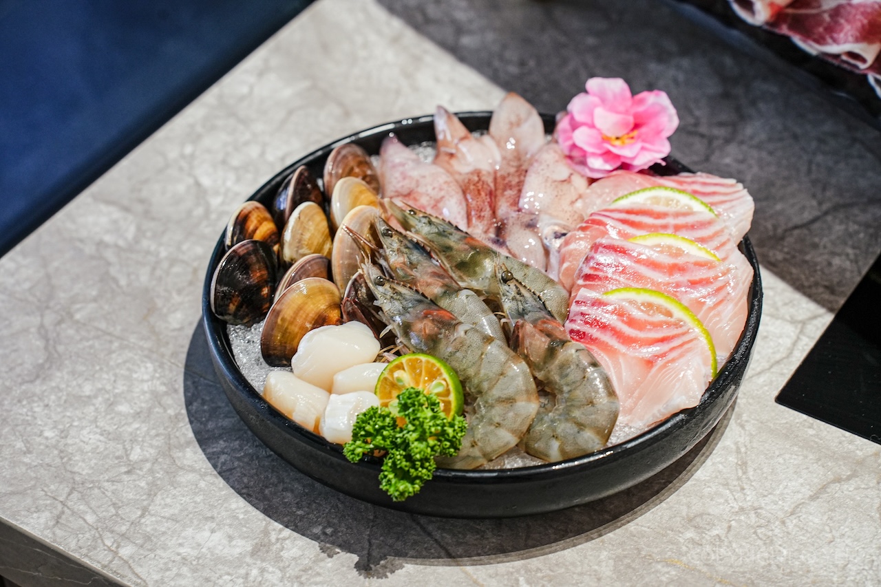 [新竹火鍋] 桃金鍋物竹北高鐵門市｜一人鴛鴦鍋也能儀式感滿分！手搖飲＋炸物＋生乳銅鑼燒一次滿足（附菜單）