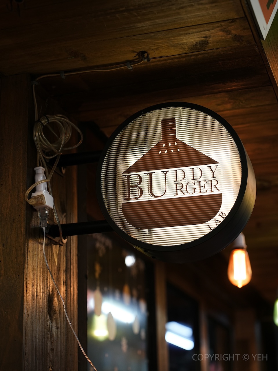 [新竹美食] Buddy Burger Lab. 美式漢堡｜藏在東門市場裡 肉香多汁的手拍漢堡排