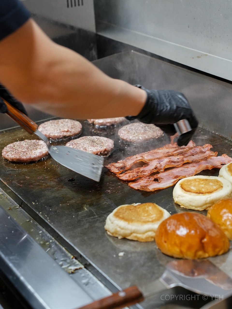 [新竹美食] Buddy Burger Lab. 美式漢堡｜藏在東門市場裡 肉香多汁的手拍漢堡排