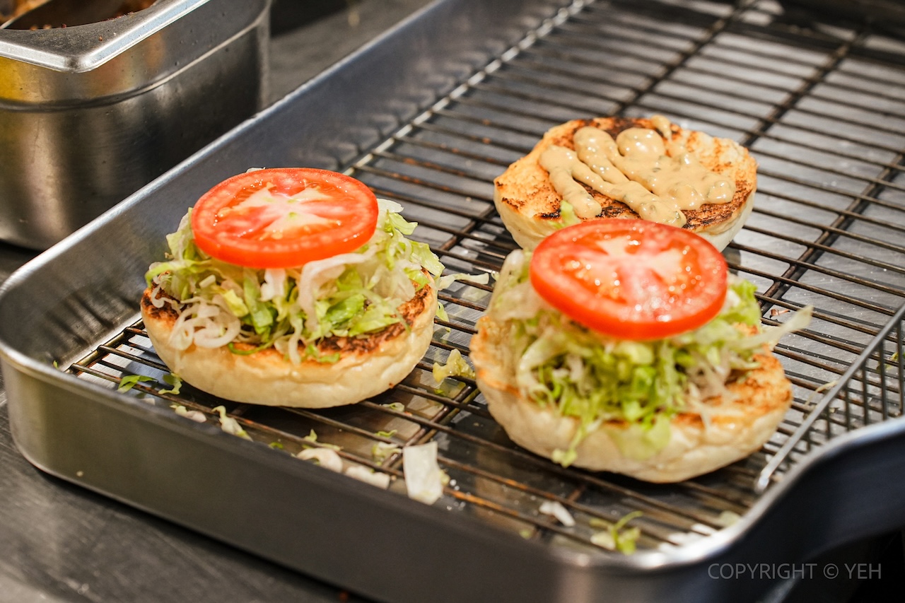 [新竹美食] Buddy Burger Lab. 美式漢堡｜藏在東門市場裡 肉香多汁的手拍漢堡排