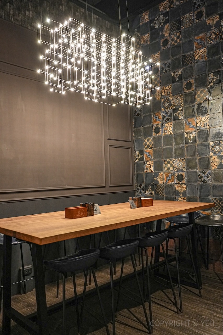 [ 新竹・竹北居酒屋] 廢材串燒酒場 竹北遠百店｜質感與風味兼具的輕奢系精緻居酒屋 嚴選少見精釀啤酒 值得慢慢品味
