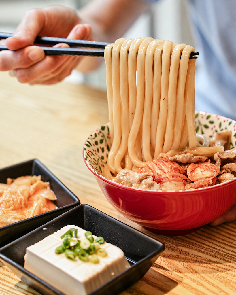 [竹北美食] 咚咚日式丼飯拉麵店｜日常系日式料理 丼飯、烏龍麵、雞白湯拉麵 親子寵物友善餐廳