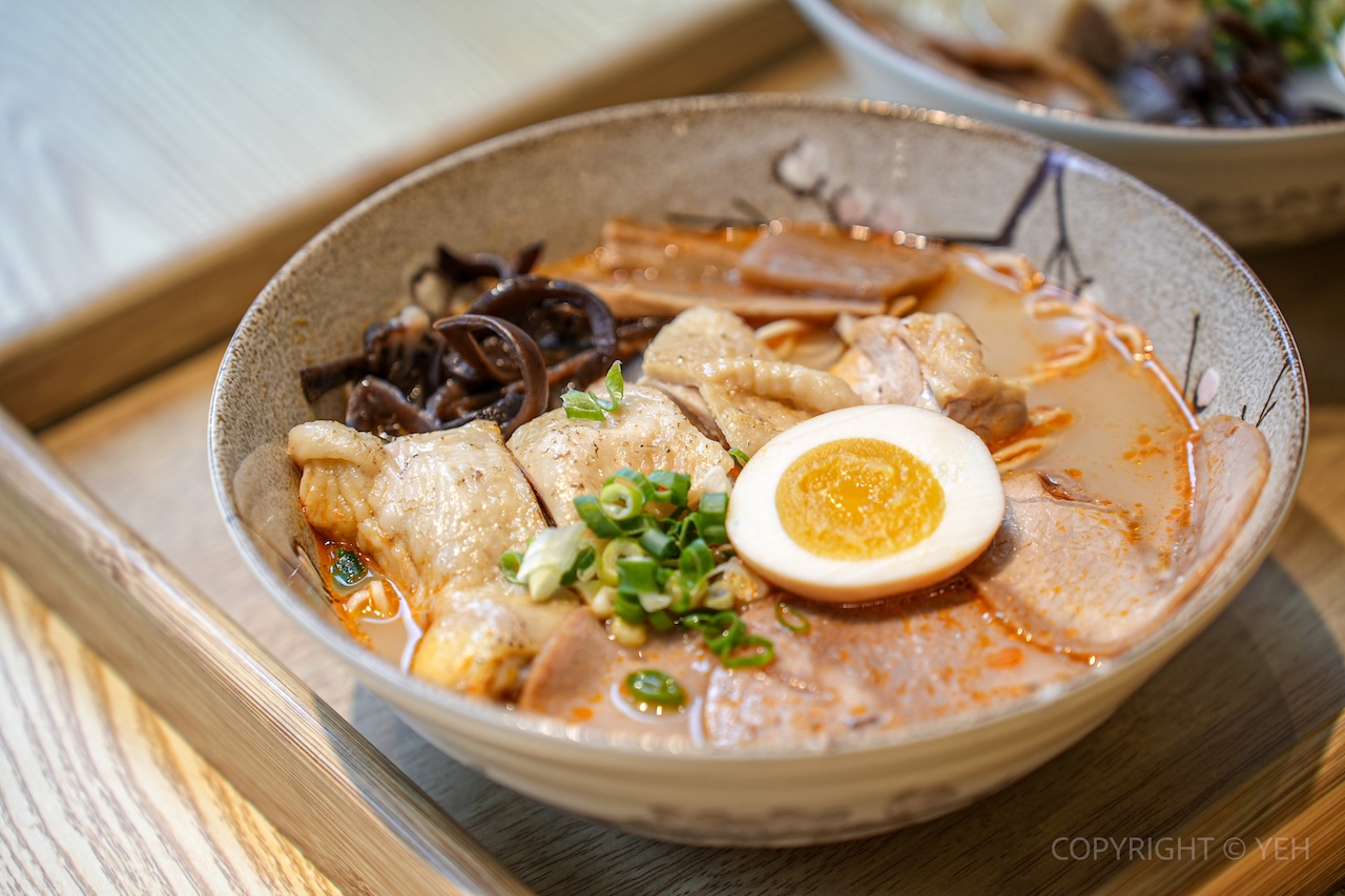[竹北美食] 咚咚日式丼飯拉麵店｜日常系日式料理 丼飯、烏龍麵、雞白湯拉麵 親子寵物友善餐廳