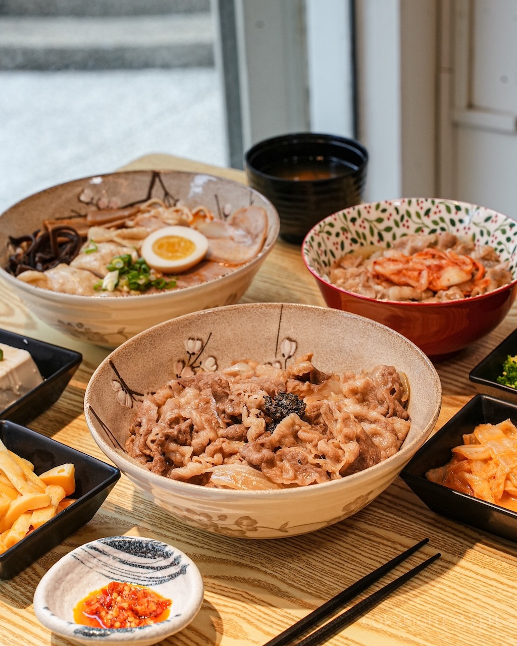 [竹北美食] 咚咚日式丼飯拉麵店｜日常系日式料理 丼飯、烏龍麵、雞白湯拉麵 親子寵物友善餐廳