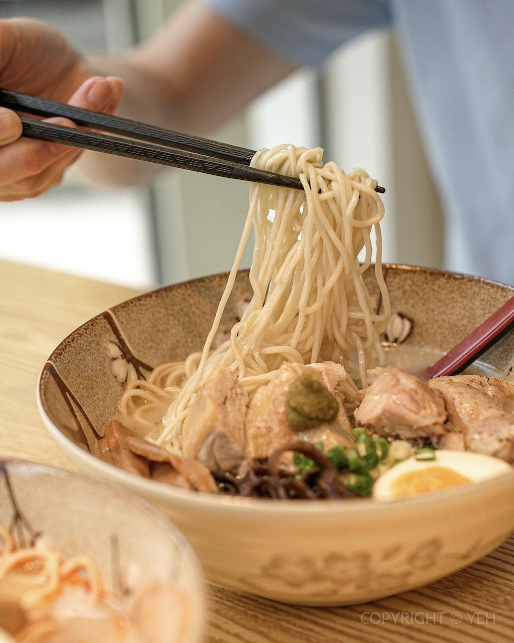[竹北美食] 咚咚日式丼飯拉麵店｜日常系日式料理 丼飯、烏龍麵、雞白湯拉麵 親子寵物友善餐廳