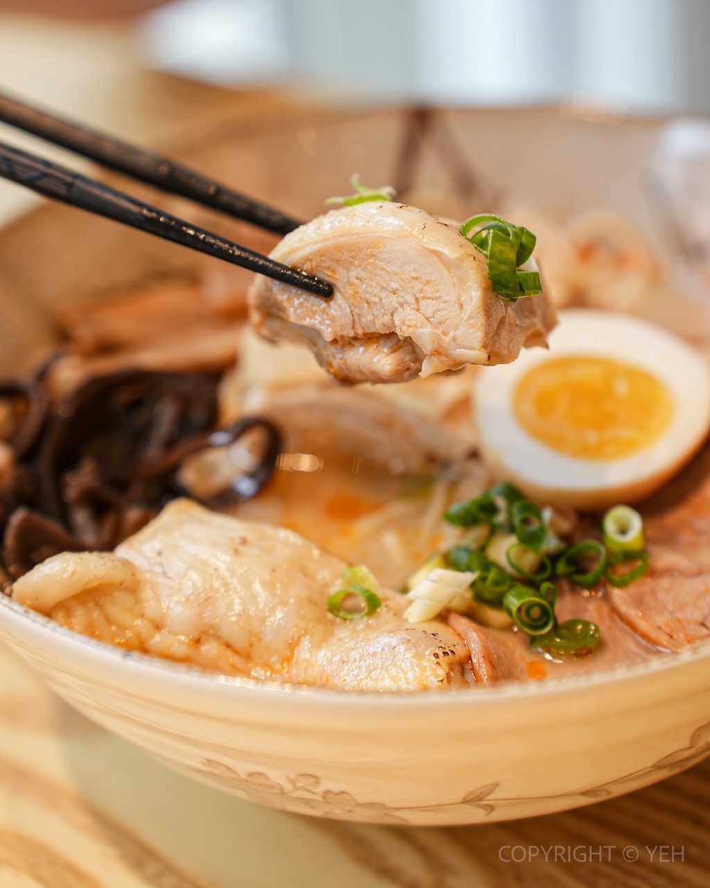 [竹北美食] 咚咚日式丼飯拉麵店｜日常系日式料理 丼飯、烏龍麵、雞白湯拉麵 親子寵物友善餐廳