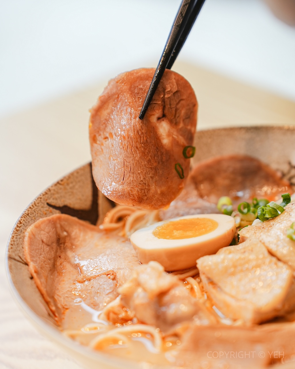 [竹北美食] 咚咚日式丼飯拉麵店｜日常系日式料理 丼飯、烏龍麵、雞白湯拉麵 親子寵物友善餐廳