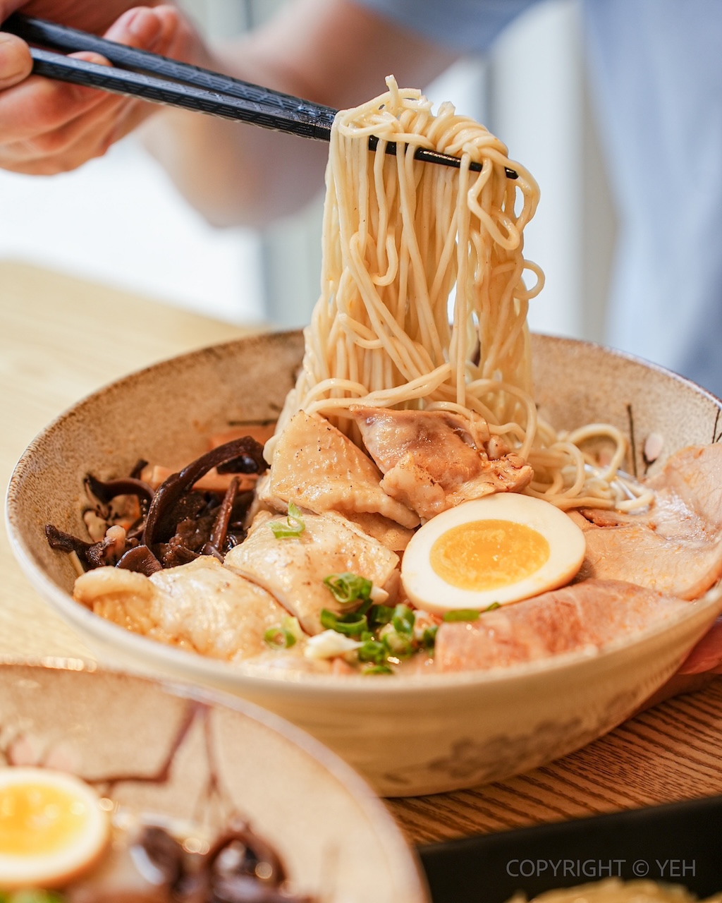 [竹北美食] 咚咚日式丼飯拉麵店｜日常系日式料理 丼飯、烏龍麵、雞白湯拉麵 親子寵物友善餐廳