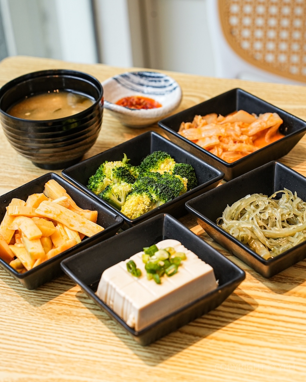 [竹北美食] 咚咚日式丼飯拉麵店｜日常系日式料理 丼飯、烏龍麵、雞白湯拉麵 親子寵物友善餐廳
